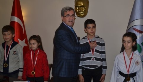 Başkan Akcan Şampiyonları Altınla Ödüllendirdi